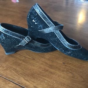 Velvet and embossed Mary Jane